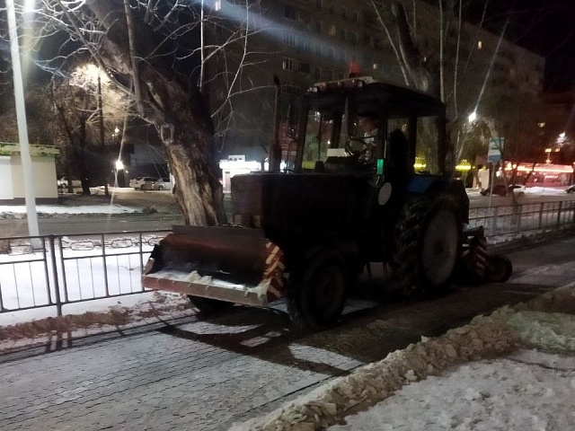 От снежного наката чистят дороги на «Тайване» в Благовещенске