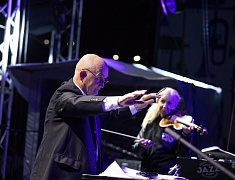 С днём рождения Благовещенск поздравили солист музыкального театра «Геликон-опера» Дмитрий Янковский и оркестр «АмурДжазБэнд»