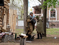 Реконструкцию боя Великой Отечественной войны показали гостям Городского парка в День Победы