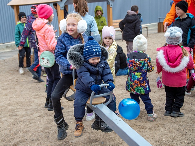 Жители Моховой Пади получили современную игровую площадку