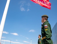 В амурской столице в преддверии Дня Победы подняли Копию Знамени Победы