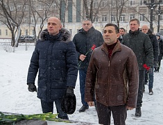 В День Героев России мэр Олег Имамеев и городские депутаты возложили цветы к памятнику Юрию Кузнецова