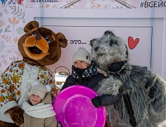Театрализованная игровая программа для всей семьи "Рождество по-русски" прошла на центральной площади Благовещенска