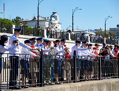 Главы Хэйхэ и Благовещенска возложили цветы на пограничной реке