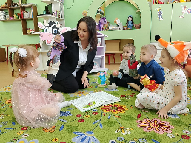  «Уча других, учусь сама, и детство проживаю многократно»