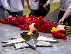 В День памяти и скорби благовещенцы возложили цветы к памятнику воинам-амурцам