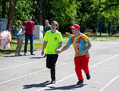 Забег «Я могу» собрал на стадионе «Юность» сотню ребят с ограниченными возможностями здоровья