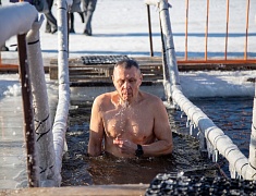  Благовещенцы окунулись в прорубь на Крещение