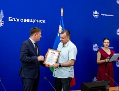 В Благовещенске работников торговли отметили Почетными грамотами