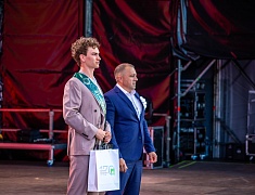 Почти 1200 благовещенских выпускников прошли в торжественном шествии по центру Благовещенска 