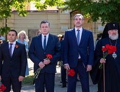 Цветы в память о подвиге советских солдат возложили в Благовещенске