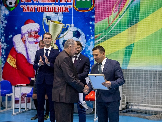 Мэр Олег Имамеев поблагодарил спортсменов за развитие и популяризацию футбола в Благовещенске 