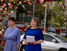 Коллективную свадьбу провели на берегу Зеи в Благовещенске