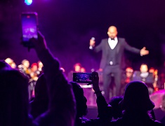 С днём рождения Благовещенск поздравили солист музыкального театра «Геликон-опера» Дмитрий Янковский и оркестр «АмурДжазБэнд»