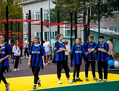 «Умную» спортивную площадку в Благовещенске открыли зарядкой и состязаниями