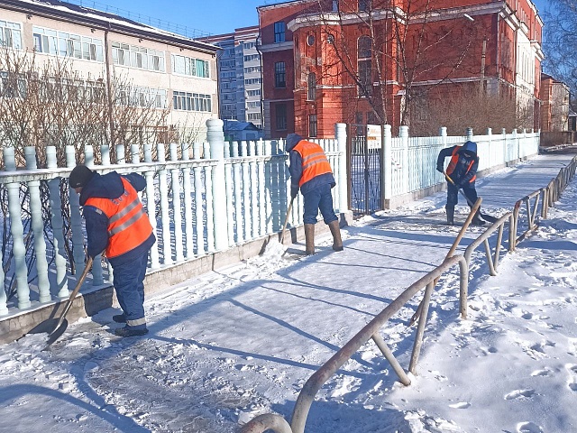 ГСТК очищает дороги Благовещенска в две смены