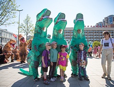 В День защиты детей маленькие благовещенцы рисовали на асфальте