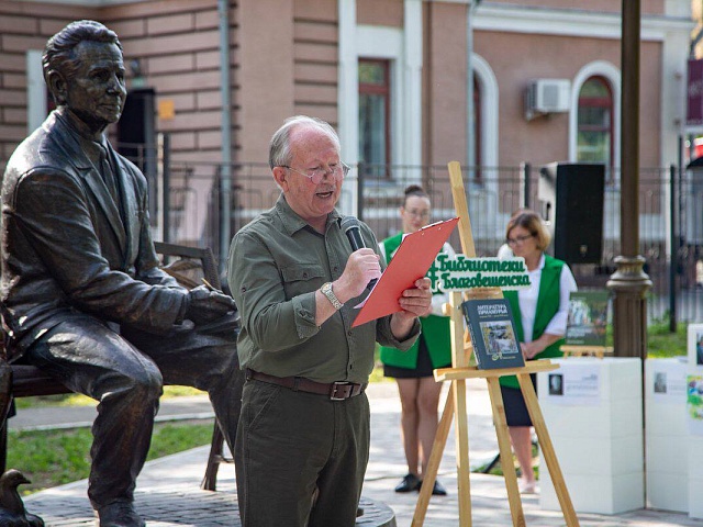 «За заслуги перед городом Благовещенском»: престижной награды удостоился известный амурский писатель