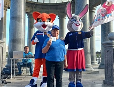 Клубу северного ходьбы "СкандиАмурчане" вручены знаки ГТО в день рождения города