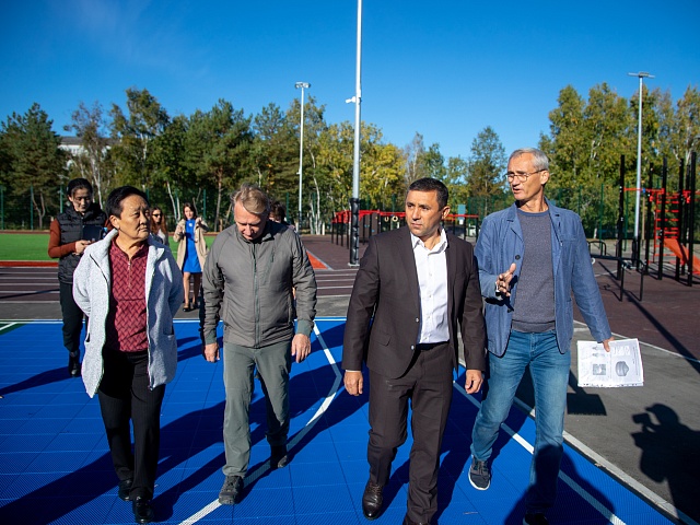 Мэр Благовещенска Олег Имамеев проверил готовность «умной» спортплощадки в Моховой Пади