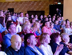 Мэр города Олег Имамеев поздравил благовещенский ансамбль "Ровесники" с 57-летием