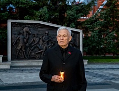 В Благовещенске на площади Победы зажгли «Свечи памяти»