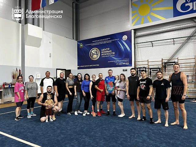 Благовещенские семьи посоревновались в ловкости во время эстафеты, посвящённой Дню семьи, любви и верности