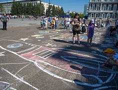 В День защиты детей маленькие благовещенцы рисовали на асфальте