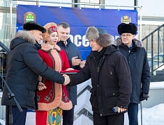 Дмитрий Гумиров вручил ключи от благоустроенных квартир первым новосёлам 