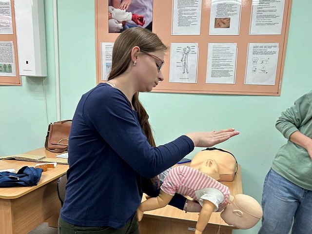 Молодым родителям в Благовещенске наглядно показали, что делать, если ребенок подавился