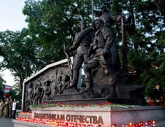 В Благовещенске на площади Победы зажгли «Свечи памяти»