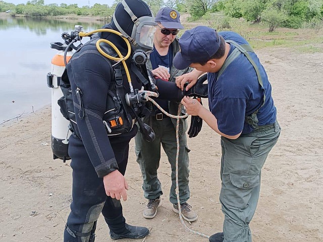 Водолазы Благовещенского ПСО обследуют дно акваторий мест массового отдыха 
