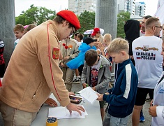 Больше 100 благовещенцев почтили память детей-жертв войны в Донбассе