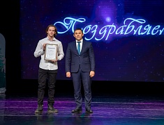 Мэр Благовещенска Олег Имамеев вручил премию одарённым детям по итогам 2022 года