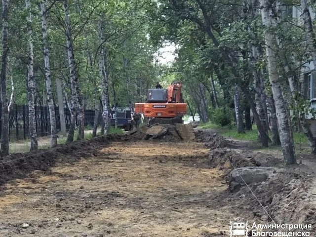 В Благовещенске ремонтируют междворовые проезды. Рабочие приступили к обновлению ещё одного участка 