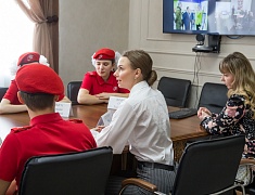 В Благовещенске чествовали известных благовещенцев — Елену Пастухову и Василия Семёнова. Они стали наставниками месяца