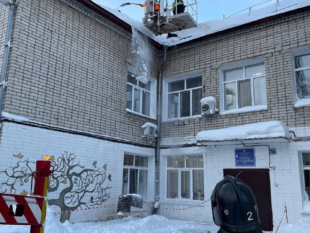 Благовещенские спасатели помогают избавлять крыши от снега 