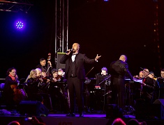 С днём рождения Благовещенск поздравили солист музыкального театра «Геликон-опера» Дмитрий Янковский и оркестр «АмурДжазБэнд»