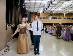 Больше 400 благовещенцев закружил кадетский бал