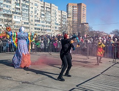 Благовещенцы проводили зиму блинами и хороводами