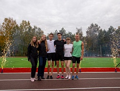 «Умную» спортивную площадку в Благовещенске открыли зарядкой и состязаниями