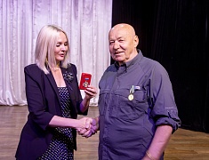 Знаки «50 лет Байкало-Амурской магистрали» вручили благовещенцам