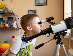 В преддверии Дня космонавтики в «космической обсерватории» прошло первое занятие с воспитанниками детского сада № 68