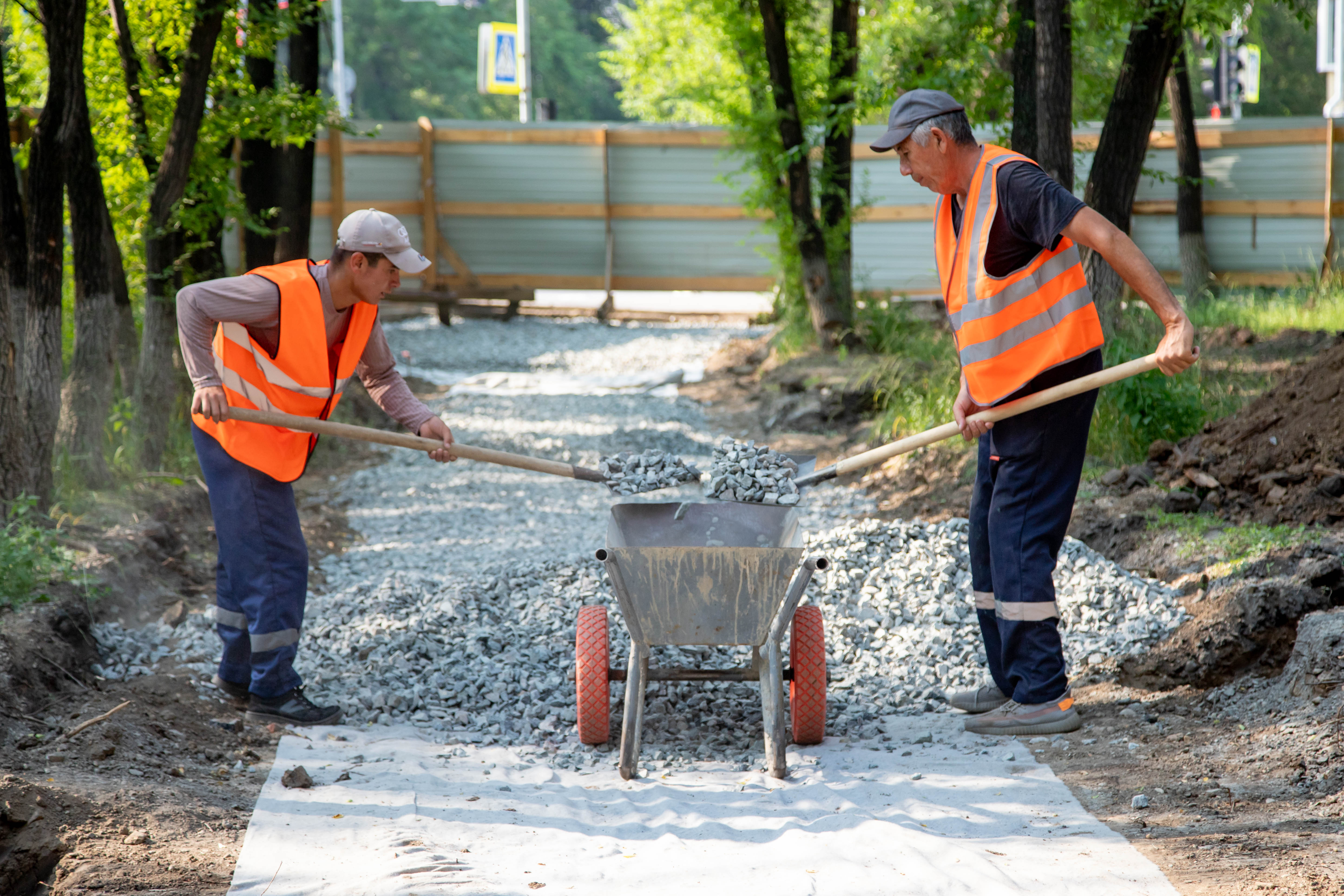 Ход работ в Ломоносовском сквере проинспектировал мэр Благовещенска Олег Имамеев