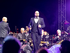 С днём рождения Благовещенск поздравили солист музыкального театра «Геликон-опера» Дмитрий Янковский и оркестр «АмурДжазБэнд»