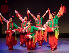 Китайские и русские бабушки станцевали на одной сцене в Благовещенске