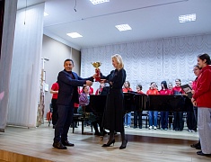 Мэр Благовещенска Олег Имамеев вручил кубок наставнику месяца
