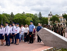 В День памяти и скорби благовещенцы возложили цветы к памятнику воинам-амурцам