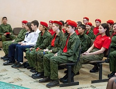 В одной из школ Благовещенска установили первые парты Героев