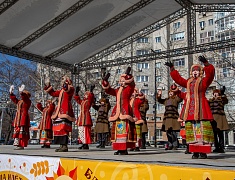 Благовещенцы проводили зиму блинами и хороводами